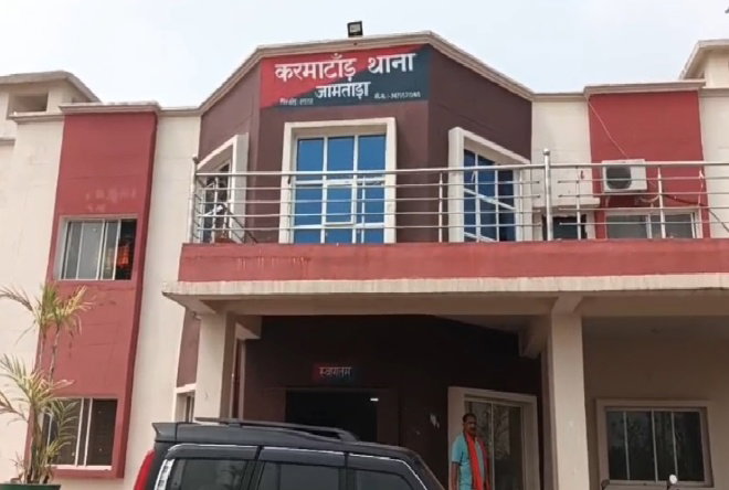 Jamtara: थंडारडीह में फेसबुक पर आपत्तिजनक धार्मिक टिप्पणी, आरोपी के घर को भीड़ ने घेरा