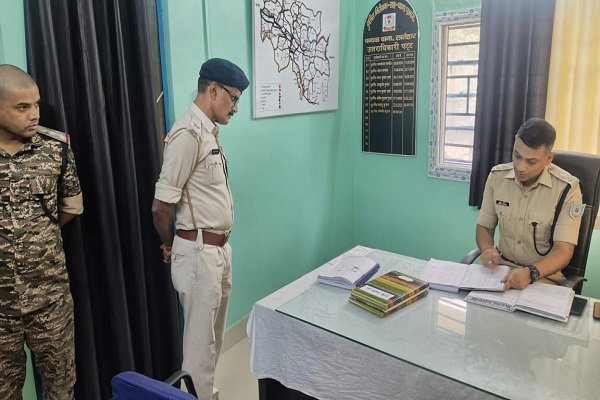 लातेहार: SP ने चंदवा थाना का किया निरीक्षण, दिए कई दिशा निर्देश