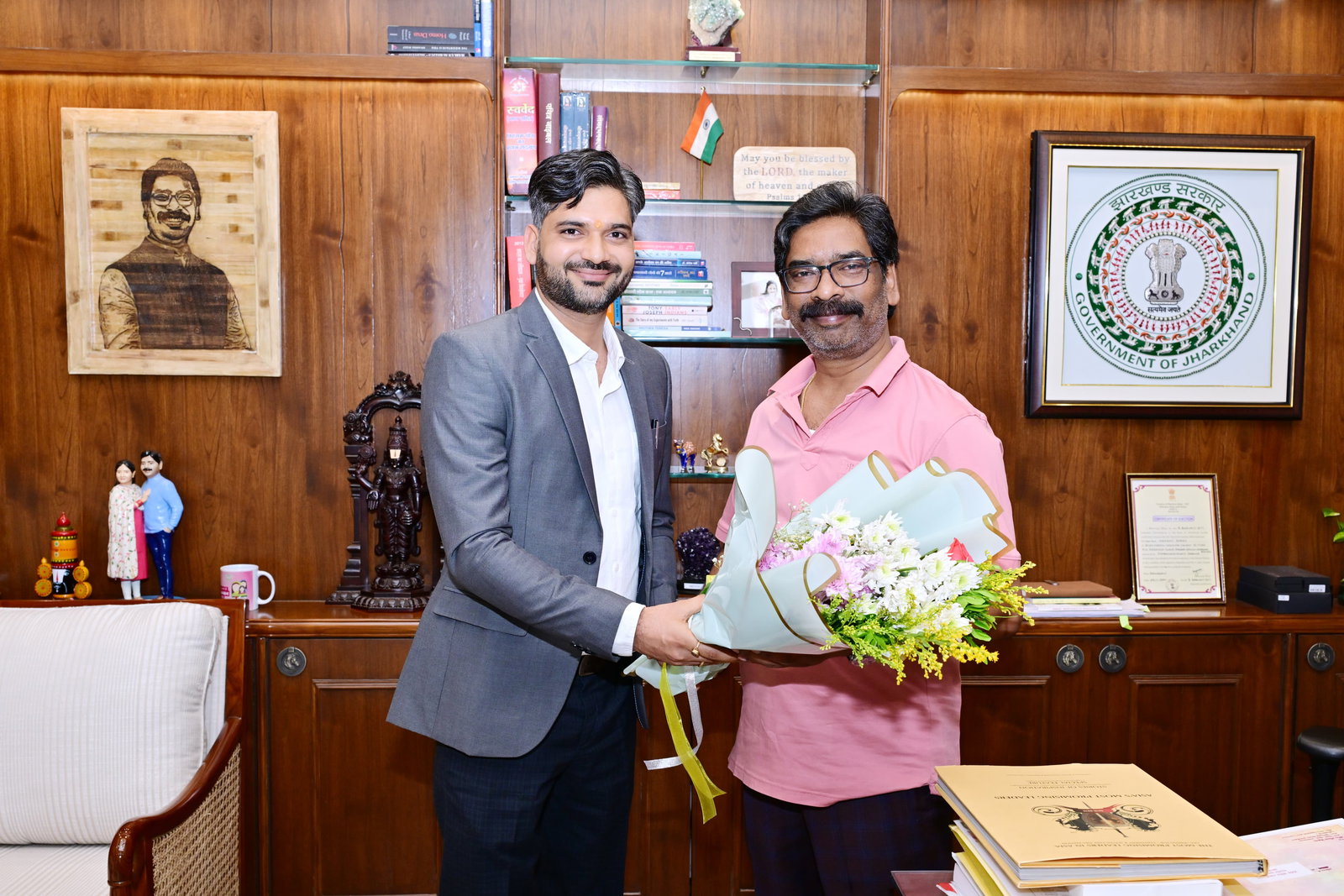 जामताड़ा उपायुक्त ने CM हेमंत सोरेन से की मुलाकात, विकास योजनाओं पर हुई चर्चा