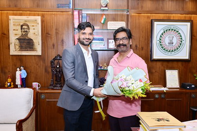 जामताड़ा उपायुक्त ने CM हेमंत सोरेन से की मुलाकात, विकास योजनाओं पर हुई चर्चा