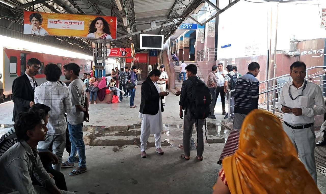 धनबाद रेलवे स्टेशन: बिना टिकट 88 यात्रियों से 23,920 रुपया जुर्माने की वसूली