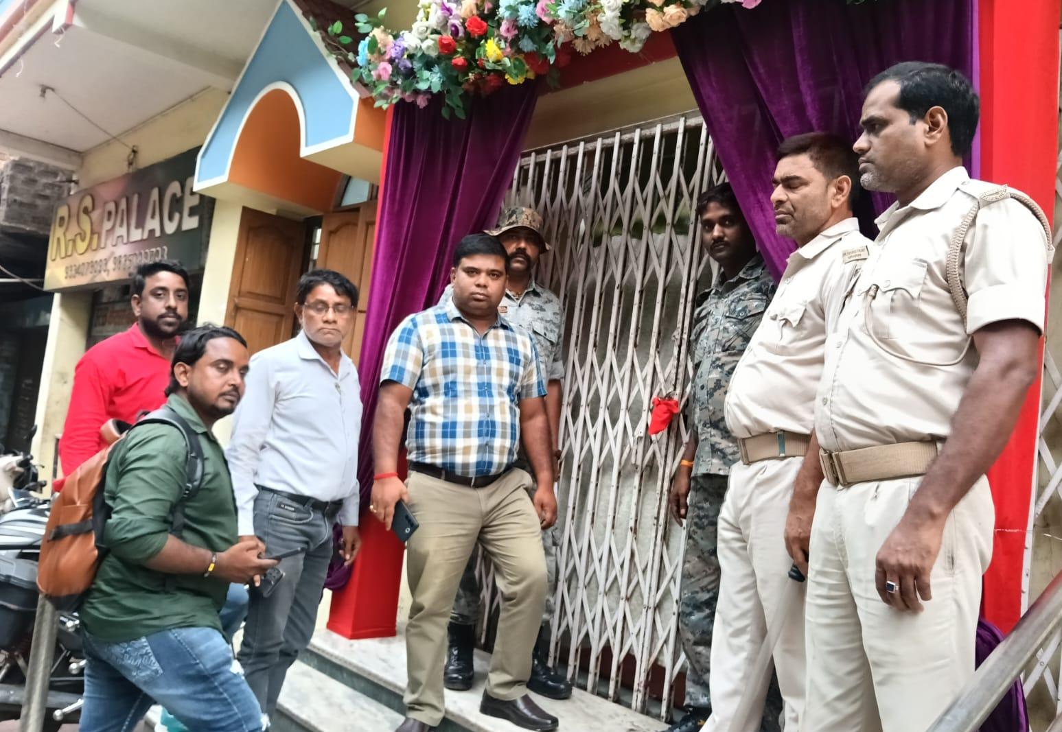 Dhanbad News: नगर निगम की कार्रवाई, आरएस प्लेस विवाह भवन सील, व्यावसायिक प्रतिष्ठानों को चेतावनी