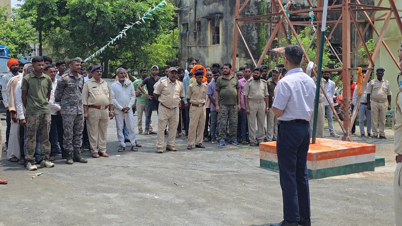 Palamu: जेल से छूटे 117 लोगों की चैनपुर थाने में परेड, एसपी ने अपराध छोड़ने की दी नसीहत