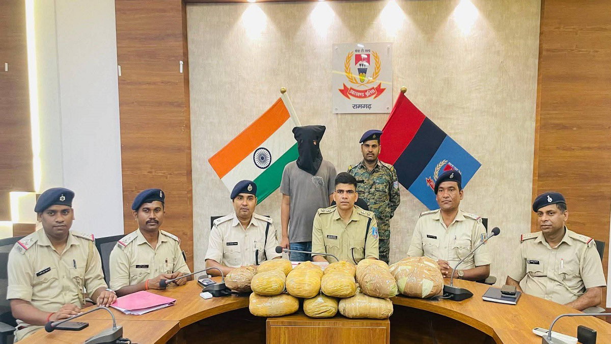 Ramgarh News: 22.2 किलो गांजे के साथ तस्कर गिरफ्तार, दो चारपहिया वाहन जब्त
