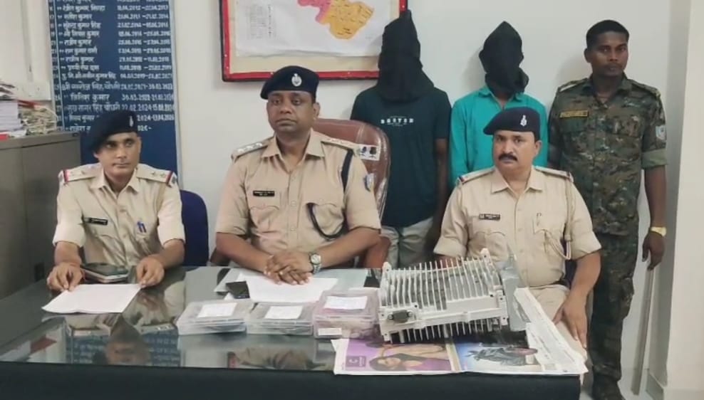 Giridih News: मोबाइल टावर से चोरी मामले में दो आरोपी गिरफ्तार, स्कॉर्पियो व चोरी का सामान बरामद