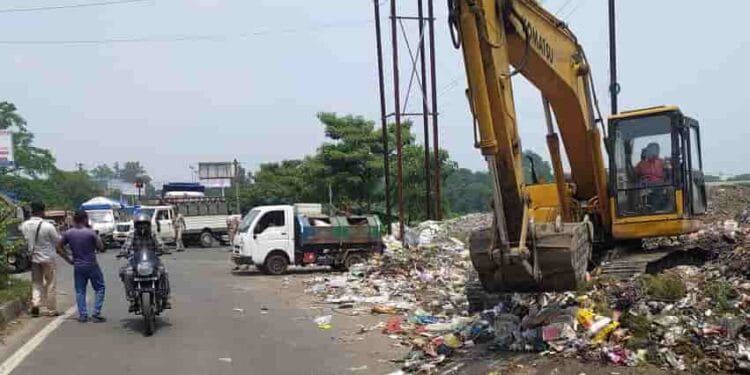 Bokaro: चास आईटीआई मोड़ पर कचरों का अंबार, बदबू से राहगीर परेशान