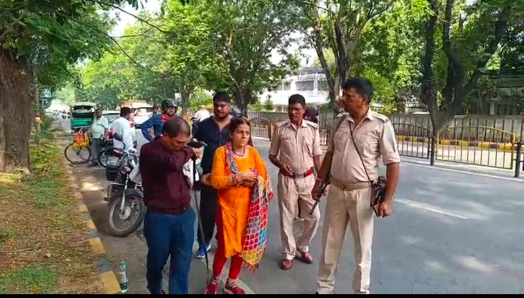 Jamshedpur News: जमशेदपुर में दिनदहाड़े पर्स छिनतई, महिला गंभीर रूप से घायल