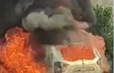Ramgarh News: ओरमांझी टोल प्लाजा के पास चलती कार में लगी आग, परिवार ने कूदकर बचाई जान