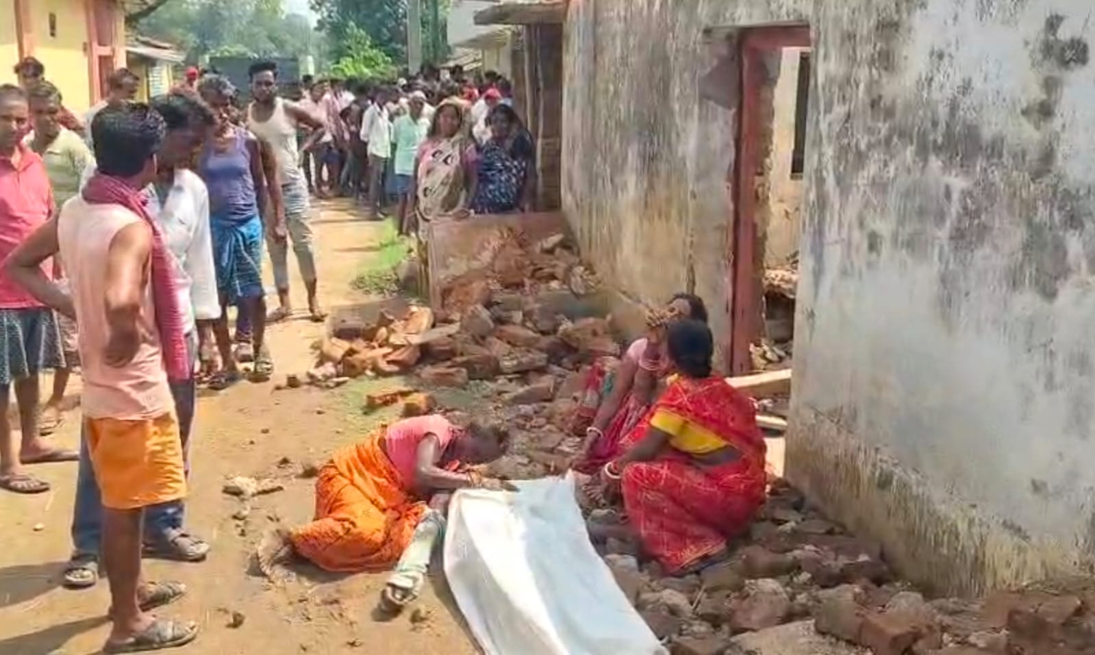 Deoghar News: घर का छत भरभरा कर गिरा, मलबे में दबकर मजदूर की मौत
