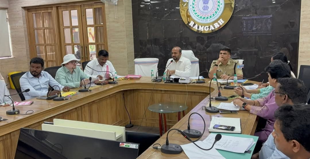 Ramgarh News: DC ने की नारकोटिक्स समिति की समीक्षा बैठक, जांच अभियान तेज करने का निर्देश
