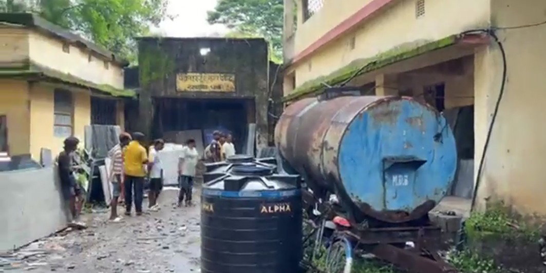 Chaibasa: चक्रधरपुर के पुराने नगर परिषद परिसर में मिला युवक का शव