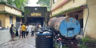 Chaibasa: चक्रधरपुर के पुराने नगर परिषद परिसर में मिला युवक का शव