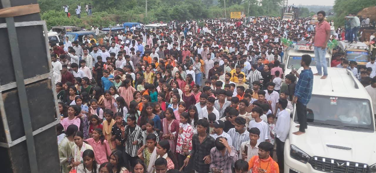 Ramgarh: रजरप्पा में उमड़ा आस्था का सैलाब, सावन के अंतिम सोमवारी को भक्तों का तांता