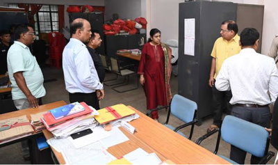 पाकुड़: DC ने कार्यालयों का किया निरीक्षण, लोगों की समस्याओं का त्वरित समाधान का दिया निर्देश