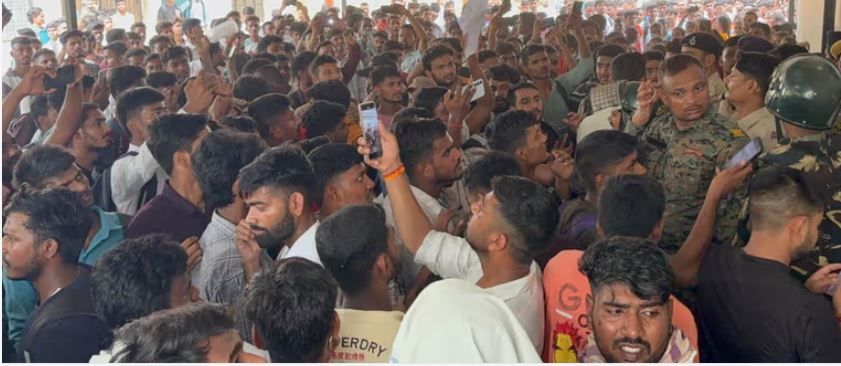 Bihar News: SSC GD परीक्षा रद्द होने पर फूटा छात्रों का गुस्सा, परीक्षा केंद्र पर हंगामा