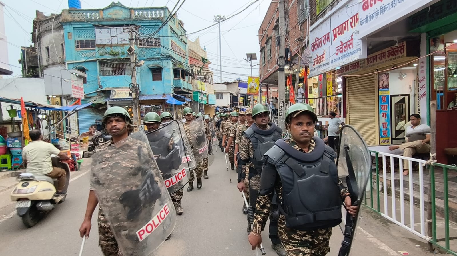 Giridih: मुहर्रम को लेकर पुलिस मुस्तैद, DC-SP के नेतृत्व में निकला फ्लैग मार्च