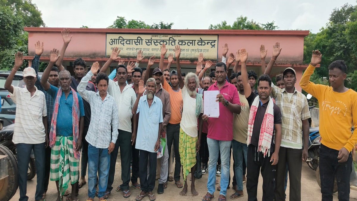 निर्वाचक नामावली में जाड़ाबनी गांव का नाम शामिल करने की मांग, ग्रामीणों ने सीओ को सौंपा ज्ञापन