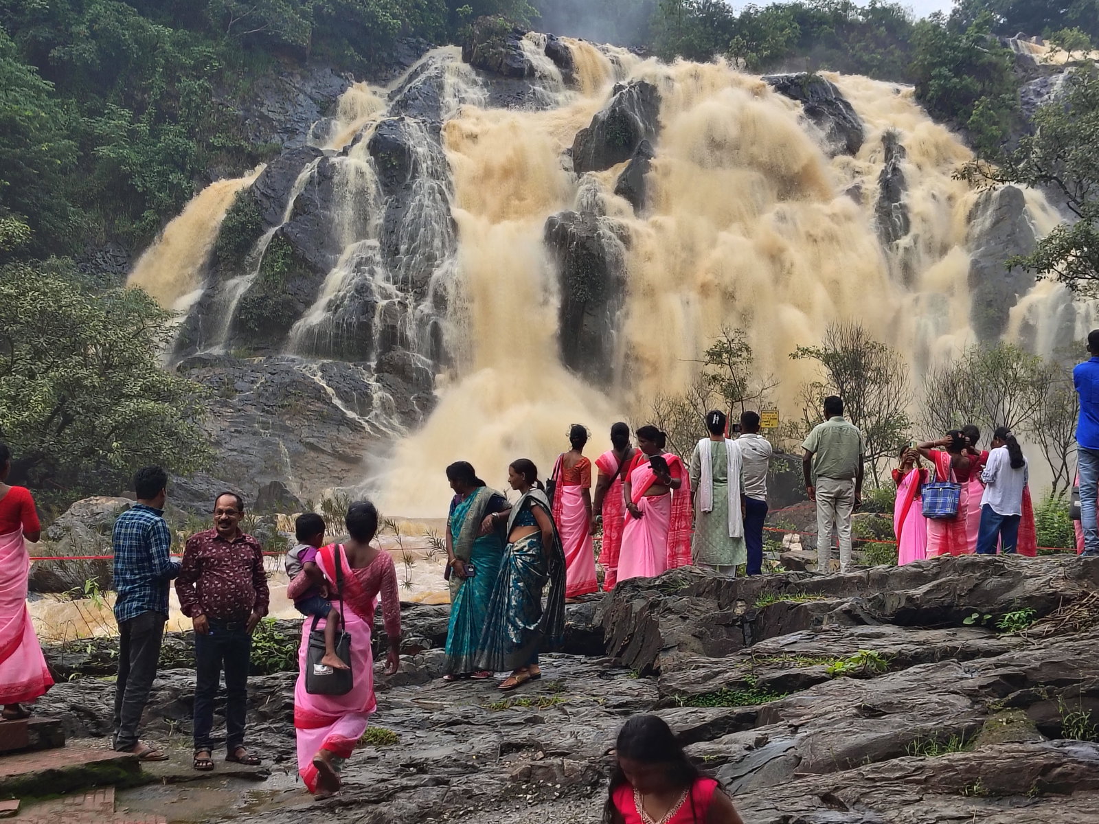 Chaibasa: हिरणी वाटरफॉल का BDO ने किया निरीक्षण, भारी बारिश में गेट बंद करने का निर्देश