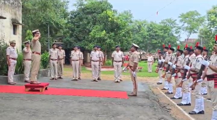 Latehar: पलामू DIG ने बरवाडीह थाने का किया निरीक्षण, लंबित मामलों में त्वरित कार्रवाई के निर्देश