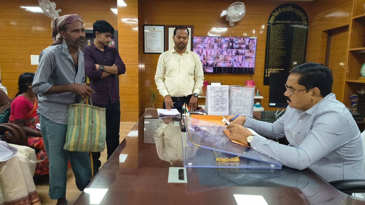 Gumla: उपायुक्त ने सुनी लोगों की समस्याएं, त्वरित निष्पादन के दिए निर्देश