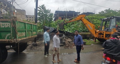 Deoghar News: अतिक्रमण पर चला निगम का बुलडोजर, लक्ष्मीपुर चौक से बिलासी टाउन तक हटाई गई अवैध दुकानें