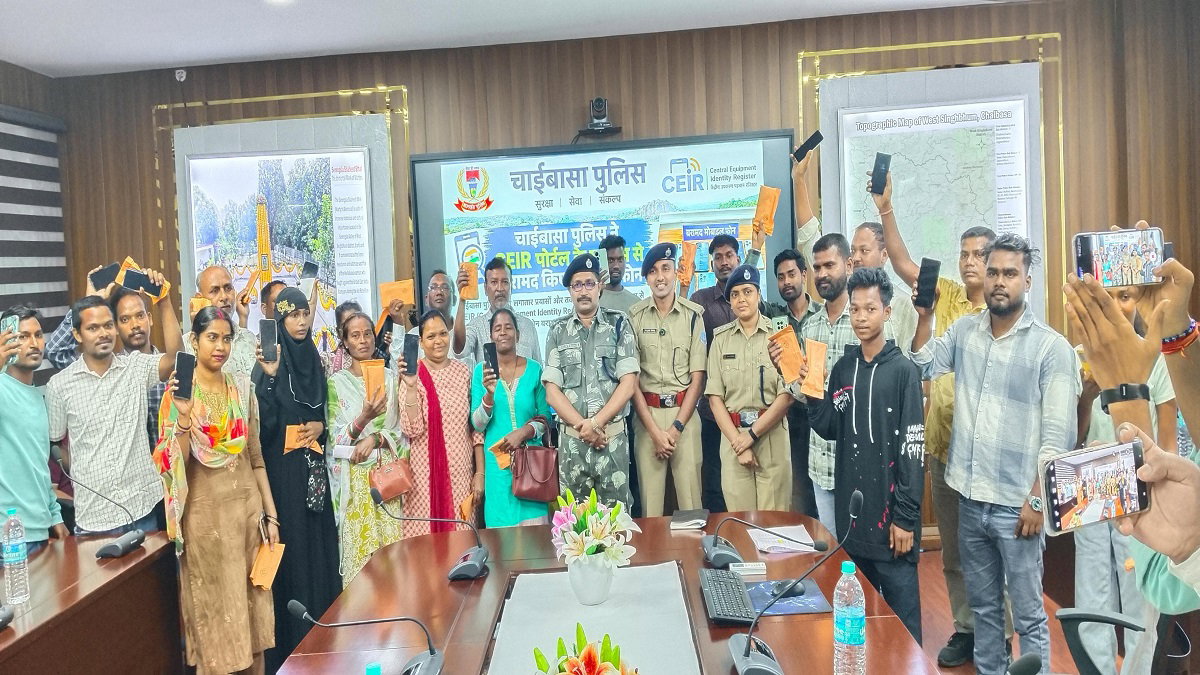 Chaibasa News: चाईबासा पुलिस ने बरामद किए 48 गुम मोबाइल, CEIR पोर्टल की रही अहम भूमिका