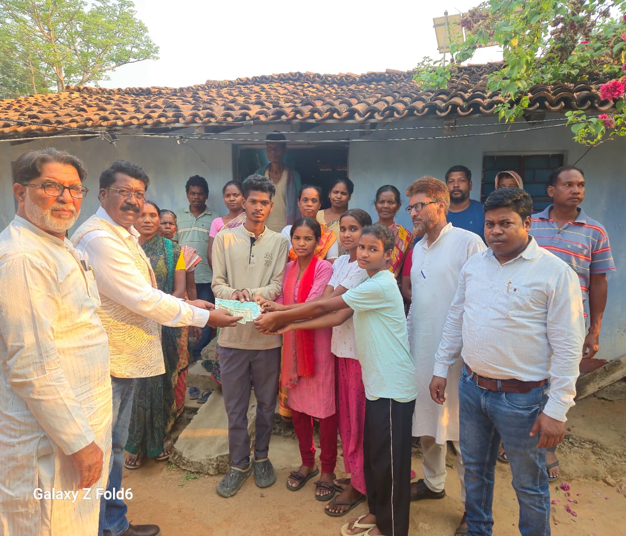 सिमडेगा: अनाथ बच्चों की कोलेबिरा विधायक ने की मदद, जामबहार में सौंपा सहायता राशि का चेक