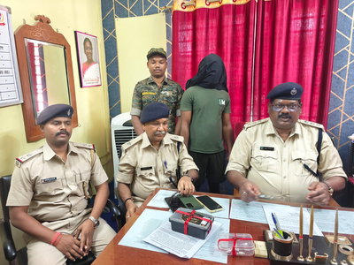 सिमडेगा में ब्राउन शुगर के साथ युवक गिरफ्तार, 7 पैकेट नशीला पदार्थ बरामद