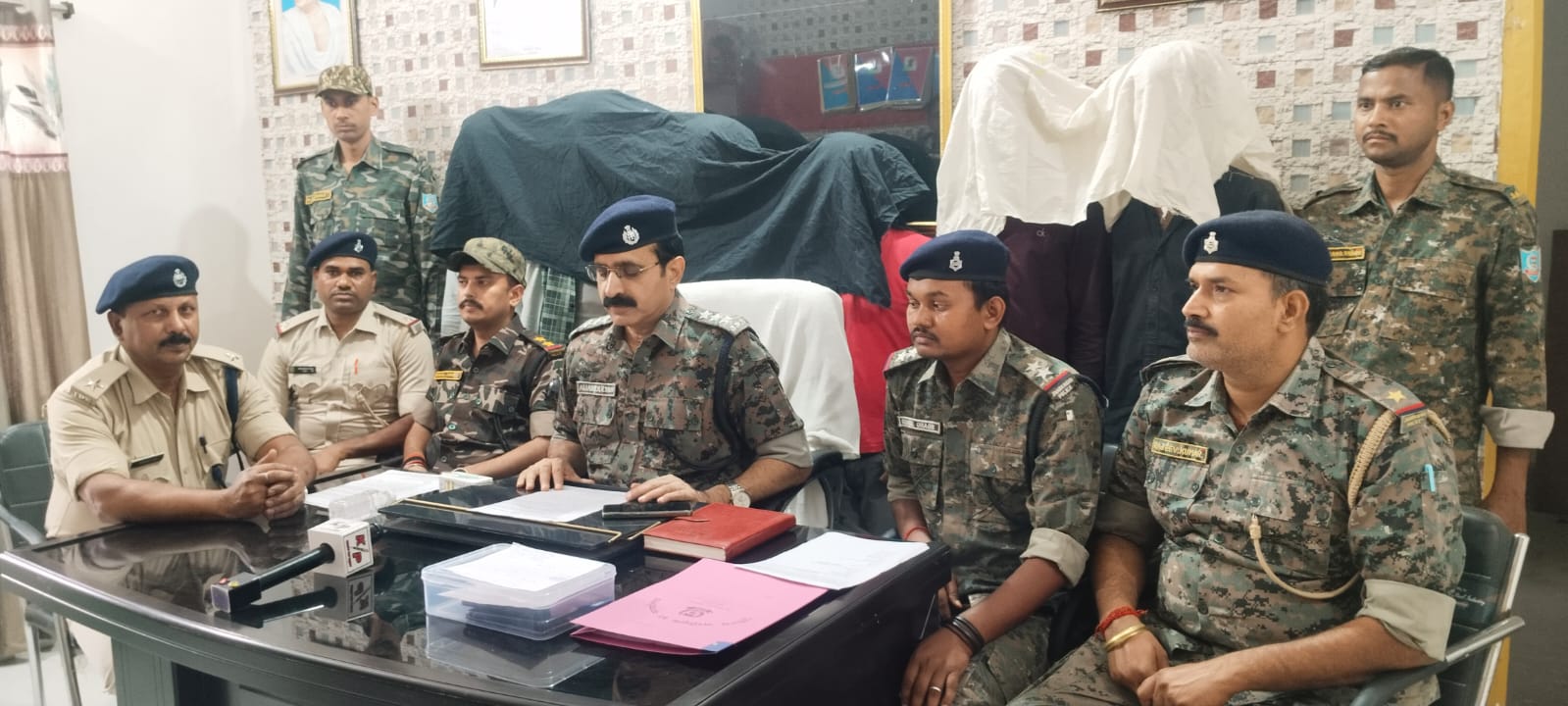 पलामू: 840 लीटर अवैध स्पिरिट लदा पिकअप वैन जब्त, 6 तस्कर गिरफ्तार