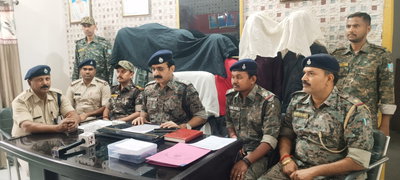 पलामू: 840 लीटर अवैध स्पिरिट लदा पिकअप वैन जब्त, 6 तस्कर गिरफ्तार