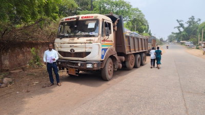 Chaibasa News: नोवामुंडी में खान निरीक्षक ने ओवरलोड स्टोन चिप्स लदा हाईवा पकड़ा