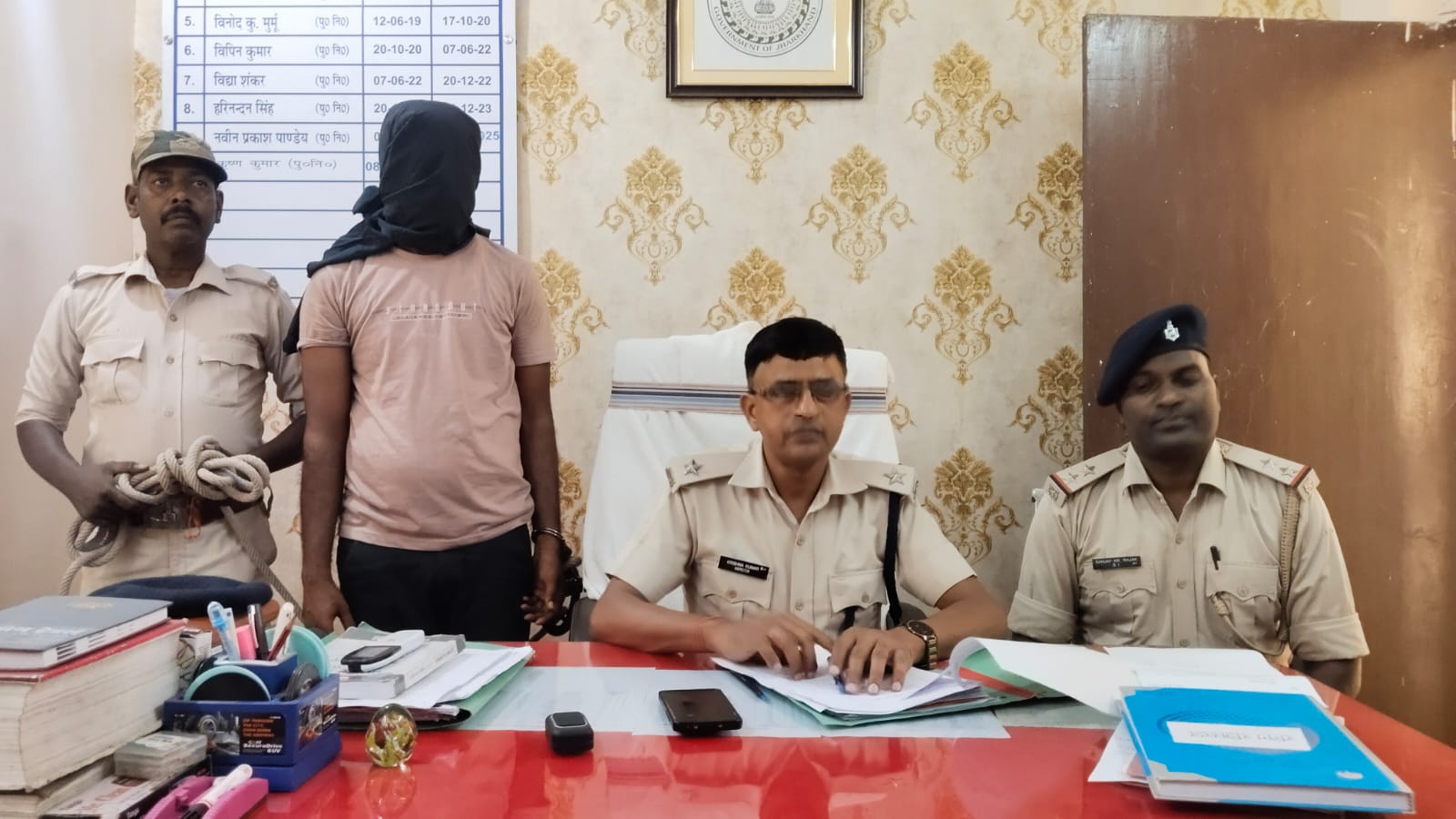 Ramgarh News: 4 लाख रुपये लूटकर भाग रहे अपराधी को ग्रामीणों ने पकड़ा, किया पुलिस के हवाले
