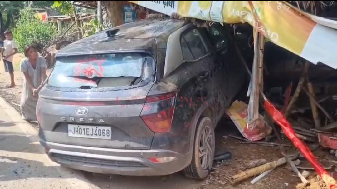 Palamu News: दुबियाखाड़ में बाइक को टक्कर मारते हुए होटल में घुसी कार, बाल-बाल बचे लोग