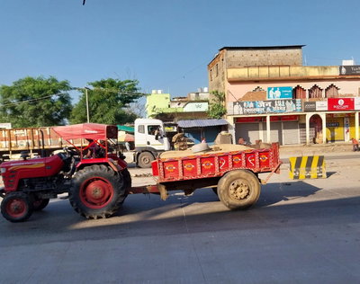 Hazaribagh News: चौपारण में धड़ल्ले से हो रही अवैध बालू की ढुलाई, उठे कई सवाल