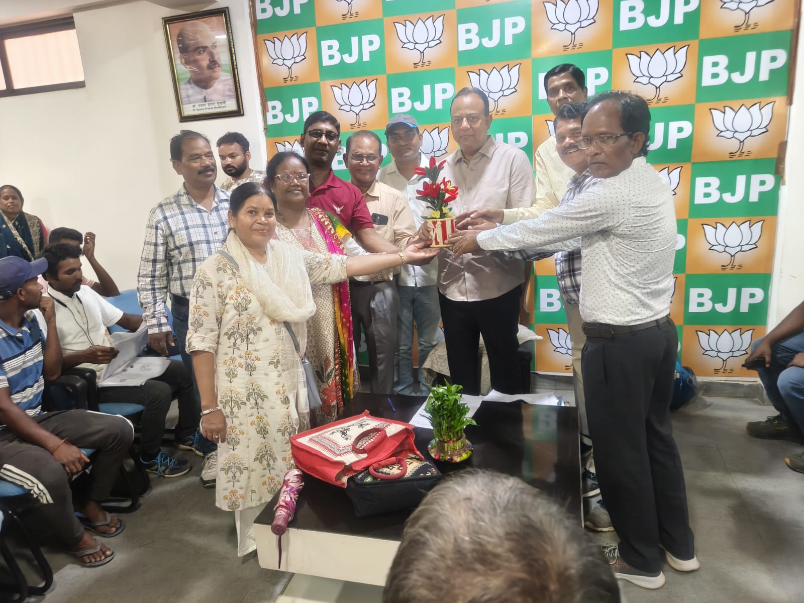 रांची के भगत कोचा की सड़कें जर्जर, विधायक से मिले मोहल्लेवासी, जल्द निर्माण का मिला भरोसा