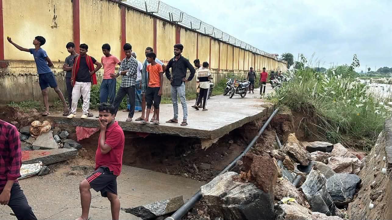 Deoghar News: हवाई अड्डे के किनारे टूटी सड़क, 20-25 गांवों का जिला मुख्यालय से संपर्क प्रभावित