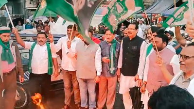 Deoghar News: टावर चौक पर राजद का प्रदर्शन, मुख्य चुनाव आयुक्त ज्ञानेश कुमार का फूंका पुतला