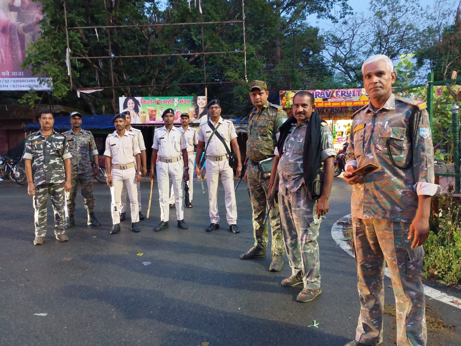Jamshedpur News: जादूगोड़ा में बकरीद को लेकर पुलिस अलर्ट, सड़कों पर निकला फ्लैग मार्च