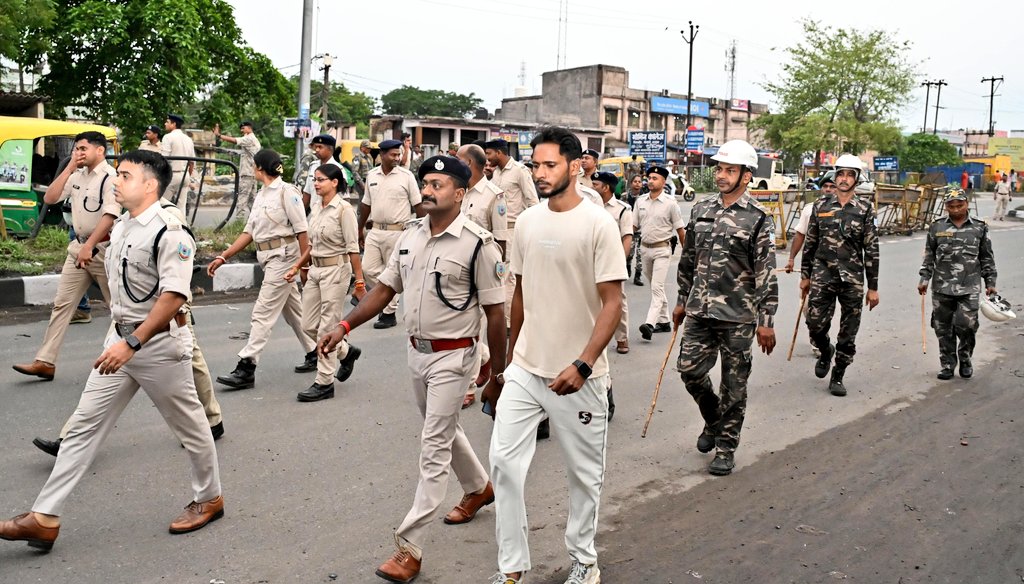 Bokaro News: बकरीद को लेकर DC-SP ने विभिन्न क्षेत्रों में किया फ्लैग मार्च