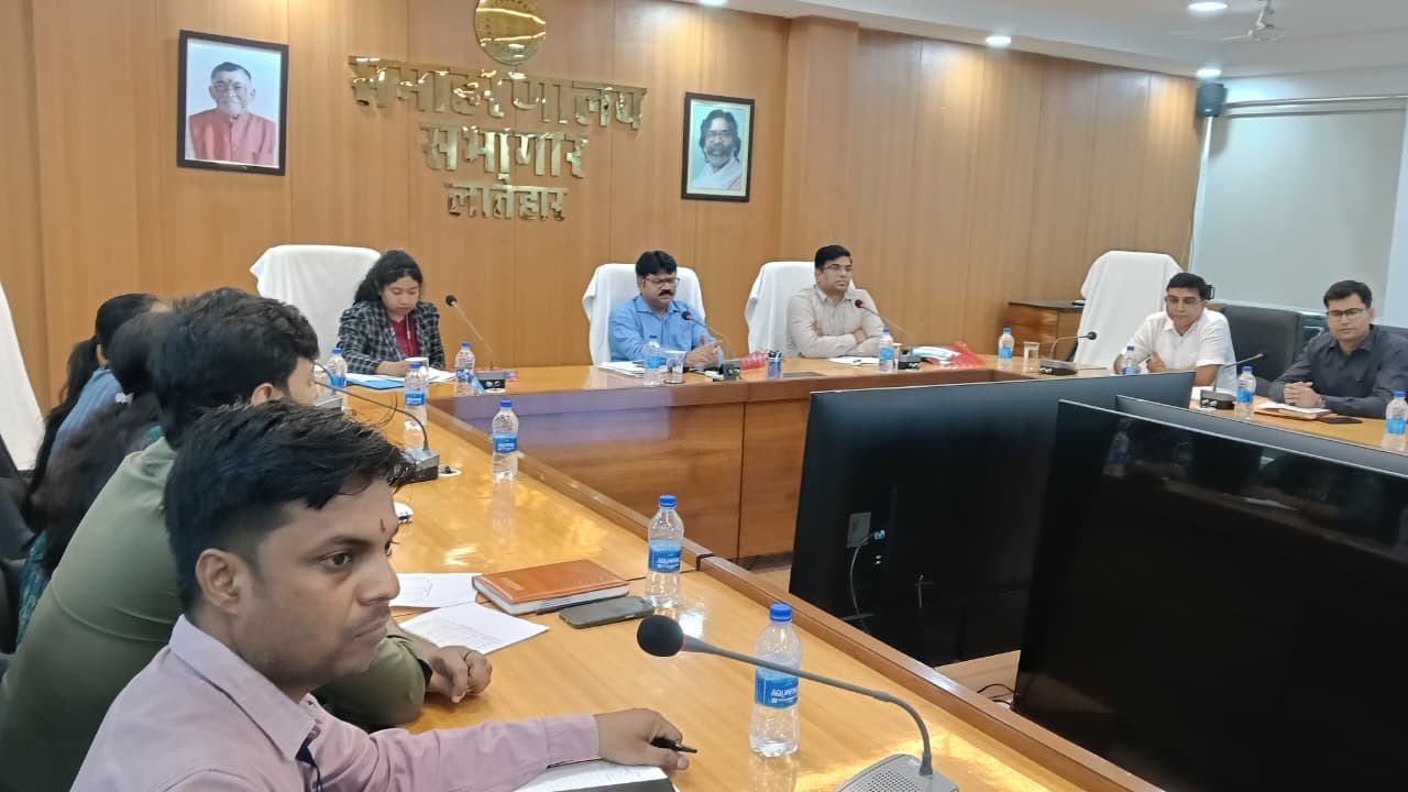 Latehar News: सी.डी रेशियों लक्ष्य से पीछे, योजनाओं के क्रियान्वयन में लापरवाही नहीं हो- DC