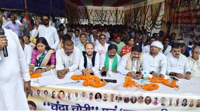 Hazaribagh: MMDR एक्ट के विरोध में उपायुक्त कार्यालय के समक्ष कांग्रेस का धरना-प्रदर्शन