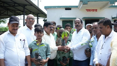 Hazaribagh: प्रदीप प्रसाद ने विद्यालय में किया पौधरोपण, दिया पर्यावरण संरक्षण का संदेश