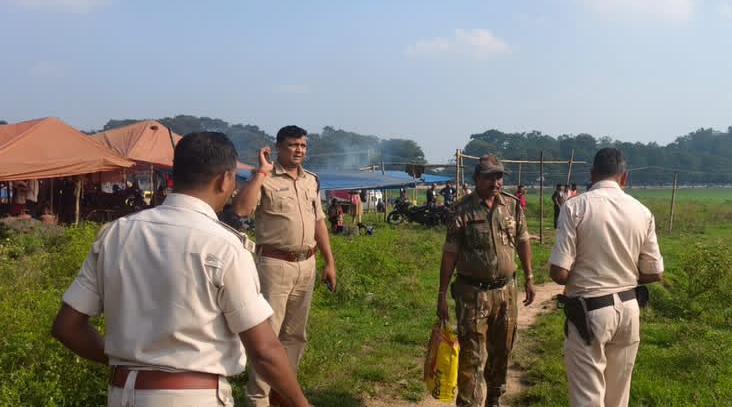 Ranchi News: शहीद मैदान के साप्ताहिक बाजार में अवैध शराब के खिलाफ पुलिसिया कार्रवाई
