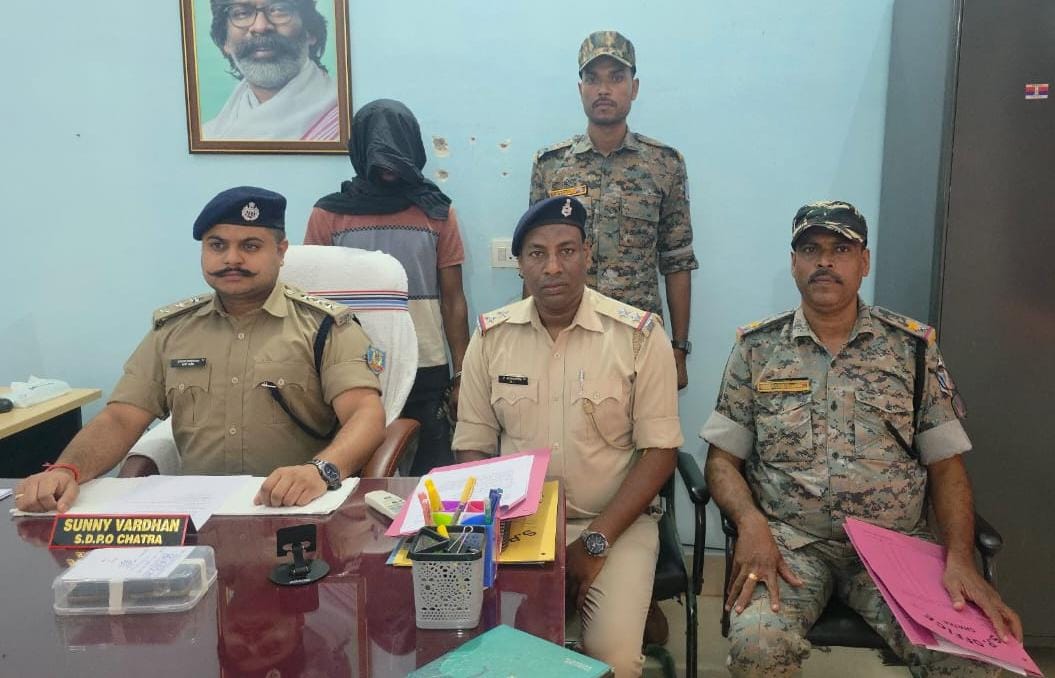 Chatra News: मुर्गी फार्म से चोरी का खुलासा, शातिर चोर गिरफ्तार
