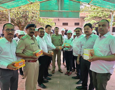 रांची: भीषण गर्मी में ट्रैफिक जवानों को राहत, चैम्बर ने बांटा ORS