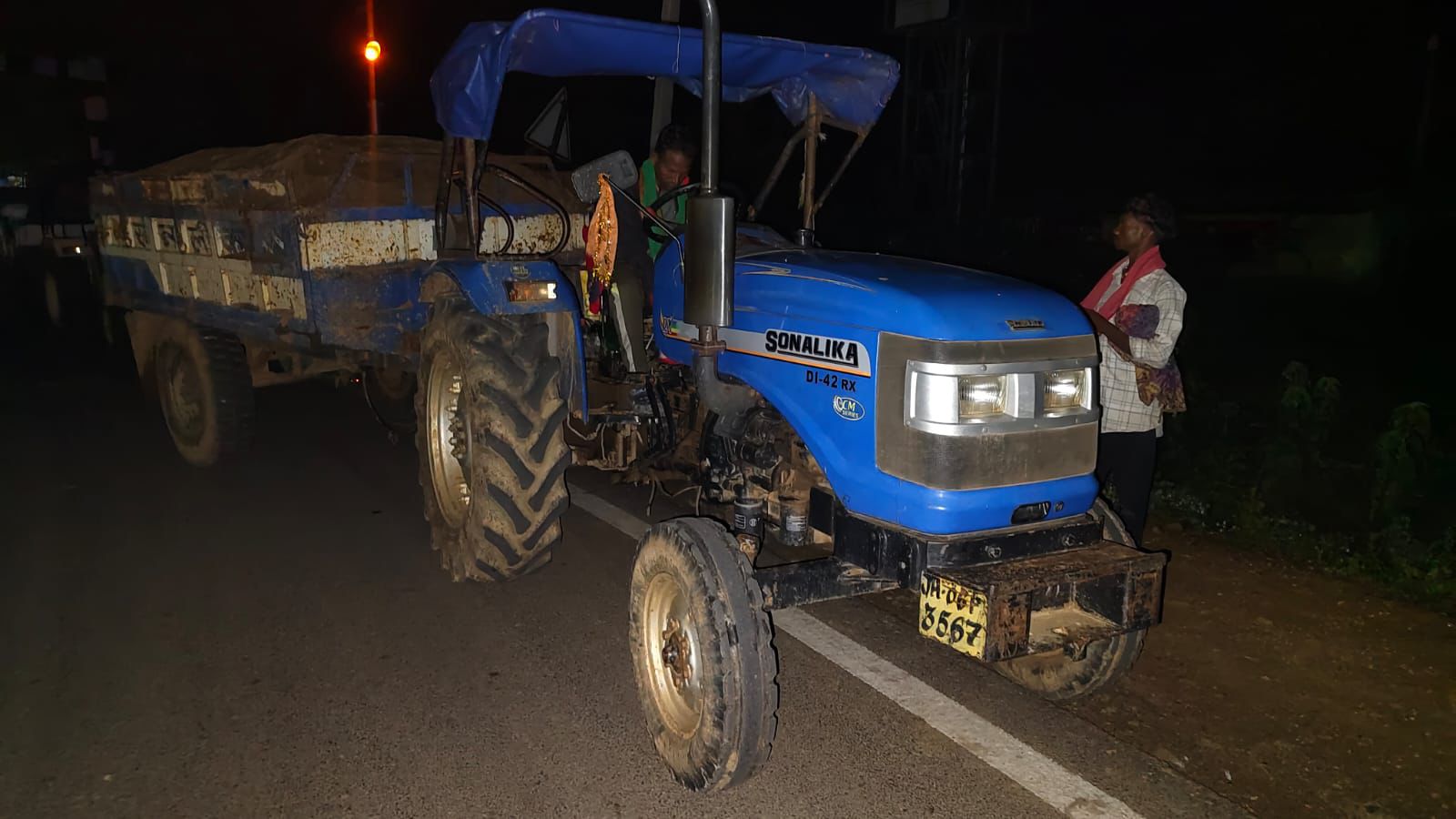 Chaibasa News: सोनुवा की वैधमारा रेलवे फाटक के समीप अवैध बालू लदे 3 वाहन जब्त