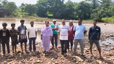 Chaibasa News: कारो नदी का पानी पड़ा काला, प्रदूषण जांच की मांग