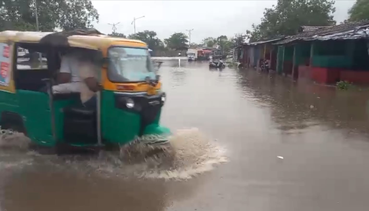 Bokaro News: पहली बारिश ने खोली सफाई व्यवस्था की पोल, तालाब में बदली सड़क