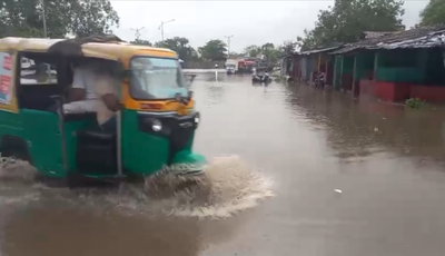 Bokaro News: पहली बारिश ने खोली सफाई व्यवस्था की पोल, तालाब में बदली सड़क