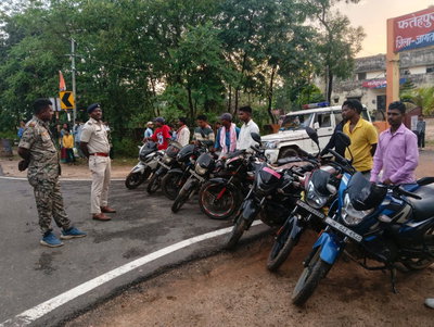 Jamtara News: फतेहपुर में सघन वाहन जांच अभियान, हेलमेट व दस्तावेजों की हुई जांच